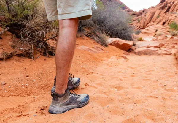 hiking-desert-960